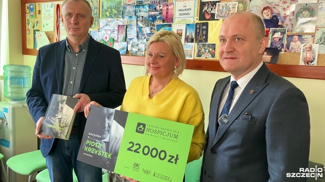 22 tysiące złotych otrzymało Zachodniopomorskie Hospicjum dla Dzieci i Dorosłych od Piotra Krzystka - to dochód ze sprzedaży jego książki.