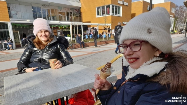 15 stopni na plusie nad morzem, sprawiło, że lody przy plaży, choć to dopiero połowa lutego, mają powodzenie, jak w połowie lipca.