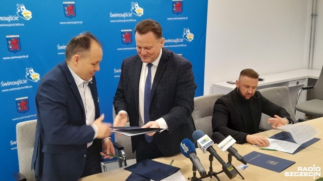 Mieszkańcy Świnoujścia ze specjalną zniżką na... paliwo. Miasto podpisało dziś umowę z właścicielem stacji paliw, która wyspiarzy skasuje taniej, a nawet proponuje im inne przywileje.