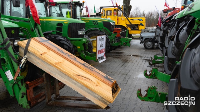 Rolnicy nie odpuszczają - dziś znów wyjadą na drogi zapowiedzieli, że pojawią się nie tylko na S3, ale także na drodze krajowej nr 31 czy też na drogach wojewódzkich nr 106 i nr 119.