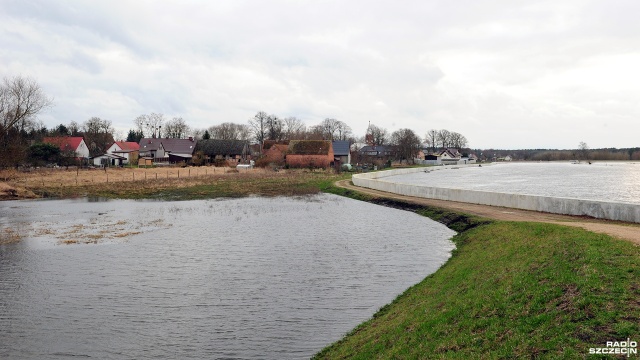 Woda zalewa posesje mieszkańców miejscowości Piasek w gminie Cedynia.