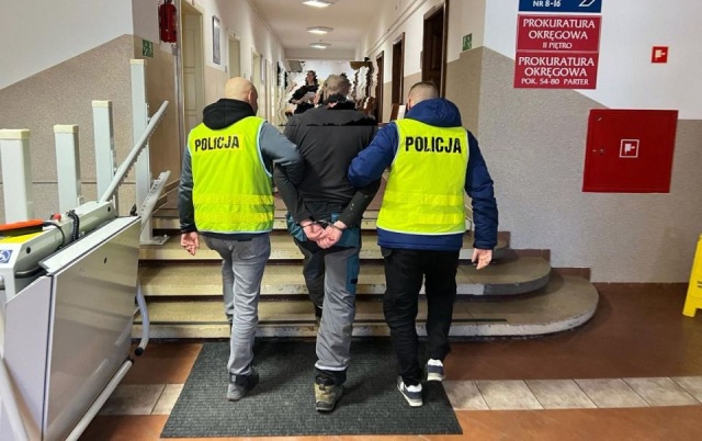 Oszukali ludzi na ponad milion złotych - 5 osób już usłyszało zarzuty. Koszalińscy funkcjonariusze rozbili grupę, która zajmowała się oszustwami.