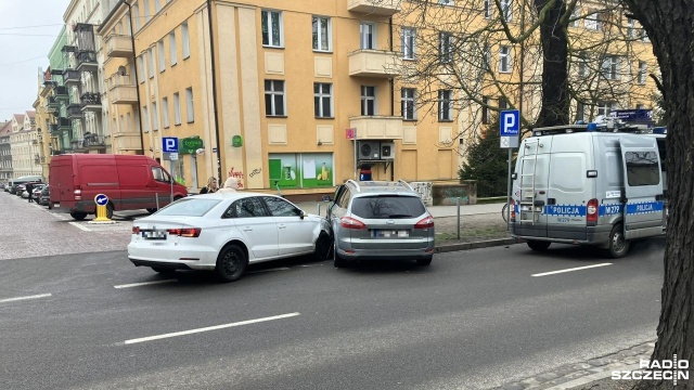 Stłuczka na ulicy Mickiewicza przy ul. Pocztowej w Szczecinie. Zderzyły się dwa auta.