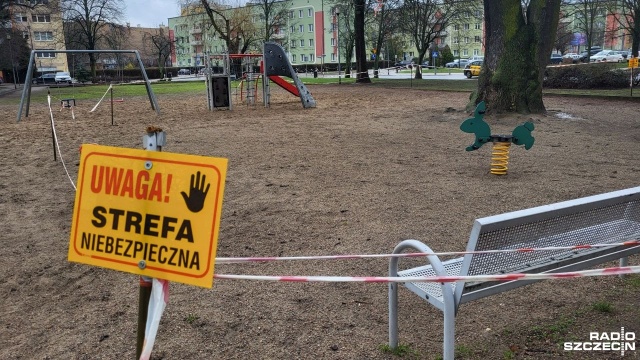 Drzewo ścięte - niebezpieczeństwo zażegnane - w najbliższych dniach plac zabaw dla dzieci przy szczecińskiej Pleciudze będzie otwarty.