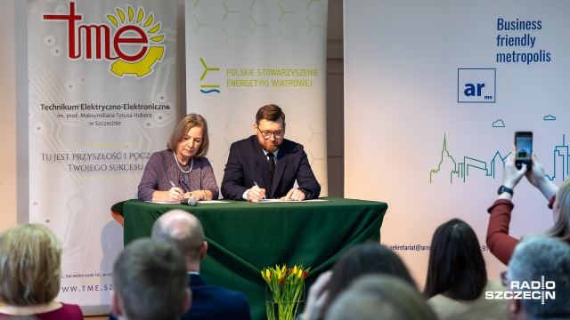 To szansa dla uczniów na dalszy rozwój - podkreśla dyrektor szczecińskiego TME mgr inż. Beata Miętus podczas poniedziałkowego podpisania porozumienia pomiędzy Zespołem Szkół Elektryczno-Elektronicznych a Polskim Stowarzyszeniem Energetyki Wiatrowej.