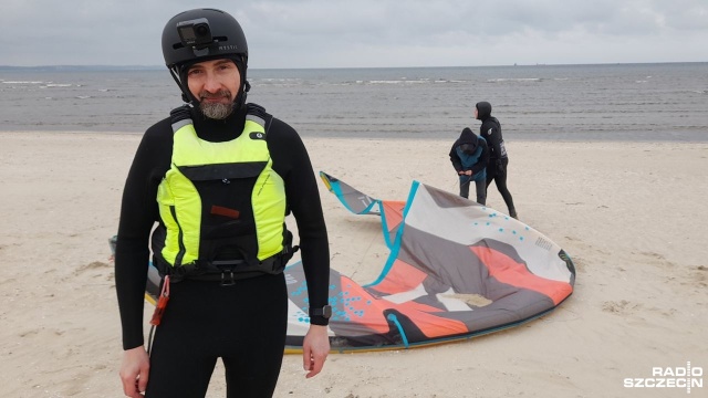 Na termometrze tylko trzy stopnie Celsjusza, a na plaży mroźny wiatr. To nie tylko nie przeszkadza, ale wręcz odpowiada kitesurferom, których podziwiać można na świnoujskiej plaży.