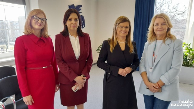 Radne, przewodniczące różnych ugrupowań i wieloletnie pracownice urzędu spotkały się dziś, by wspólnie celebrować nadchodzący Dzień Kobiet, a przy okazji rozmawiać o lokalnych inicjatywach.