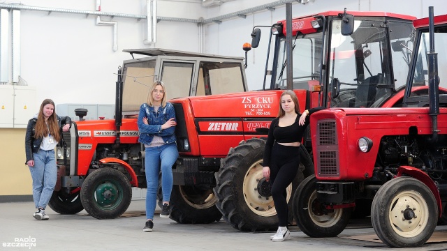 Nie chcą być influencerkami jak ich koleżanki, chcą zostać rolniczkami... Mowa o Martynie, Ewie, Julii, Łucji oraz Zuzannie, pięciu uczennicach Centrum Kształcenia Ustawicznego w Pyrzycach.