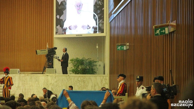 Papież odnosząc się do wojny na Ukrainie powiedział, że Ukraina mogłaby odważnie wywiesić białą flagę i podjąć negocjacje. Franciszek udzielił wywiadu szwajcarskiej telewizji RSI. Fragmenty cytują włoskie media.