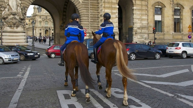 Francja zwiększa środki bezpieczeństwa wokół meczetów. Dziś francuscy muzułmanie rozpoczynają Ramadan - czyli miesiąc postu. Służby obawiają się ataków i prowokacji w związku z trwającym konfliktem izraelsko-palestyńskim.