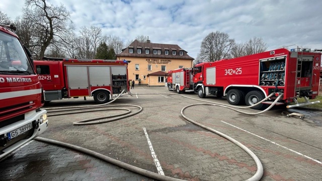 Jedna osoba zginęła w pożarze Domu Pomocy Społecznej w Przytocku w powiecie słupskim. Zatrzymano mężczyznę, który mógł się przyczynić do wywołania pożaru. Trwa dogaszanie budynku.