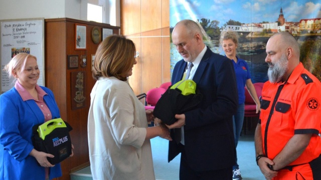 Więcej defibrylatorów w Gryfinie i okolicy - gmina kupiła urządzenia AED, które pomagają uratować życie, gdy dochodzi do nagłego zatrzymania krążenia.