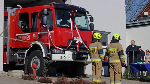 Jest duży i oczywiście czerwony - OSP Zajączkówko, w gminie Połczyn-Zdrój, ma nowy wóz strażacki.