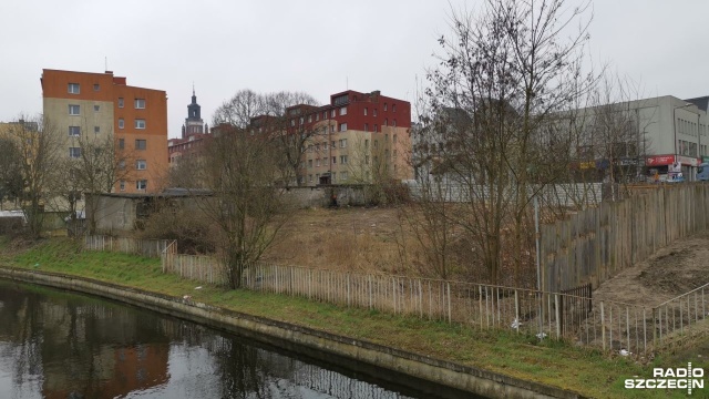 Wyburzono kamienice przy ulicy Chrobrego w Stargardzie, teraz wkroczą tam archeolodzy. Badania archeologiczne muszą zostać przeprowadzone przed budową nowych kamienic, a te powstaną w strefie ścisłego nadzoru konserwatora zabytków. Ofertę w tej sprawie złoży Muzeum Archeologiczno-Historyczne w Stargardzie.