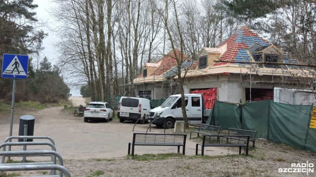 Trwa budowa kawiarni przy wejściu na świnoujską plażę. Działka została sprzedana prywatnemu inwestorowi. Jeszcze w tym miesiącu odbędzie się przetarg na kupno innej, także położonej przy plaży.