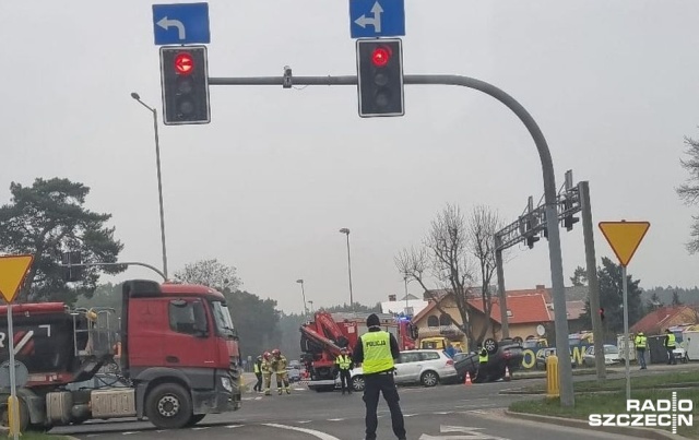 Cztery pojazdy zderzyły się na skrzyżowaniu ulic Zwierzynieckiej i Kurzej w Szczecinie. Jeden z samochodów dachował.