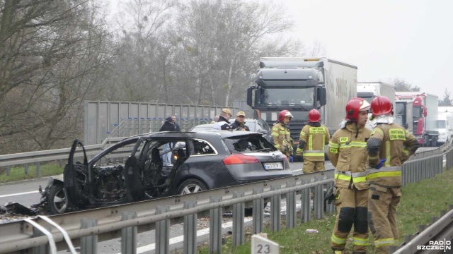 Około godziny 9 na autostradzie A6 w kierunku Szczecina zapalił się samochód. Cztery osoby są poszkodowane, na miejscu lądowało Lotnicze Pogotowie Ratunkowe.