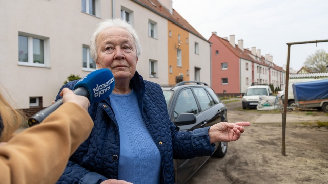 Latami opiekowała się gromadką kur, teraz musiała się ich pozbyć - pani Regina na szczecińskim Dąbiu prowadziła przydomową zagrodę...