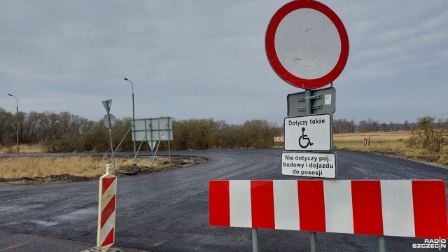 Na drodze między dzielnicami Warszów i Karsibór w Świnoujściu trwają prace utrudniające przejazd. Droga chwilowo jest całkowicie wyłączona z ruchu. Magistrat zapewnia, że to zmieni się już niedługo.