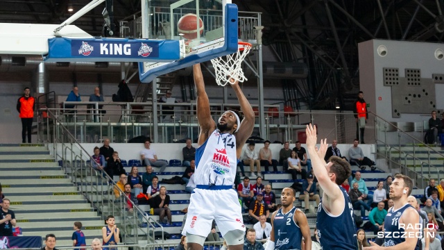 Koszykarze Kinga odnieśli siódme z rzędu i szesnaste w tym sezonie ligowe zwycięstwo. Wilki Morskie pokonały Dziki Warszawa 90:72.