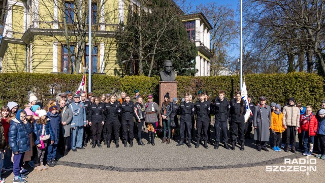 W imieniny Józefa szczecinianie uczcili pamięć marszałka Piłsudskiego. Uczniowie, żołnierze i motocykliści, złożyli kwiaty przed jego popiersiem na placu Szarych Szeregów.