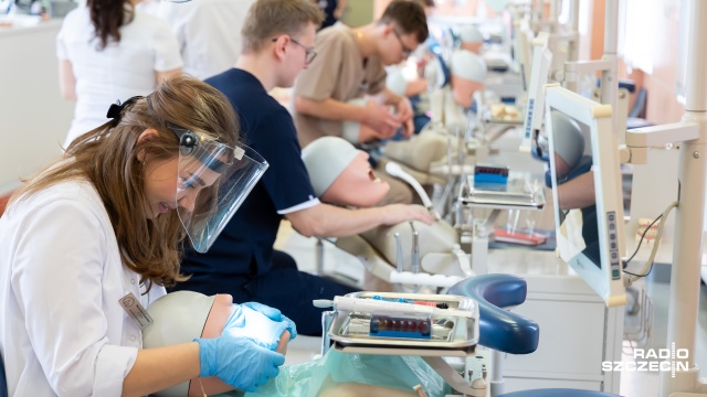 Borowanie zębów w wirtualnej rzeczywistości - w taki sposób studenci kierunku dentystycznego na Pomorskim Uniwersytecie Medycznym uczą się leczyć zęby swoich przyszłych pacjentów.