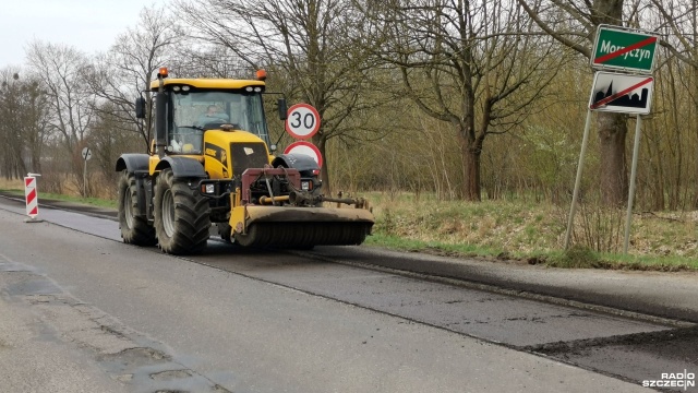 Ciężki sprzęt zrywa zniszczoną nawierzchnię jezdni - to na odcinku starej dziesiątki między Kobylanką a Morzyczynem. Wprowadzono tam ruch wahadłowy.