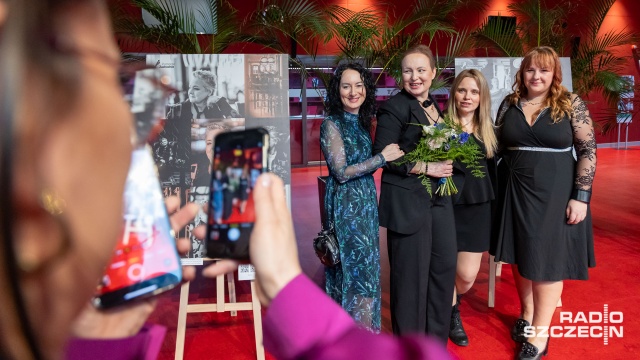 Dziesięć kobiet chorujących na raka piersi zostało przedstawionych na fotografii. To projekt Rak Zwyczajnie szczecińskiej fotografki Anety Kubickiej. W Teatrze Polskim została otwarta wystawa prac artystki.