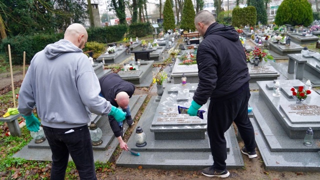 Groby pochowanych na Cmentarzu Centralnym Sprawiedliwych wśród narodów świata porządkowali więźniowie z Aresztu Śledczego w Szczecinie.