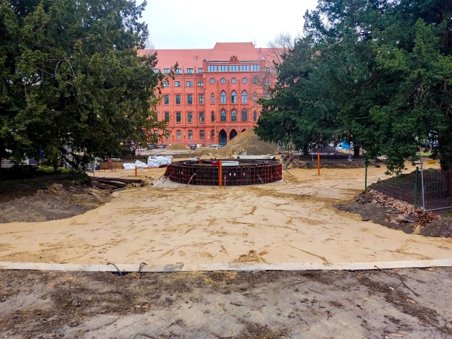 Trwa przebudowa placu Batorego w Szczecinie. Widoczne są już elementy konstrukcyjne nowej fontanny. Niecka będzie ukończona w ciągu około trzech tygodni.