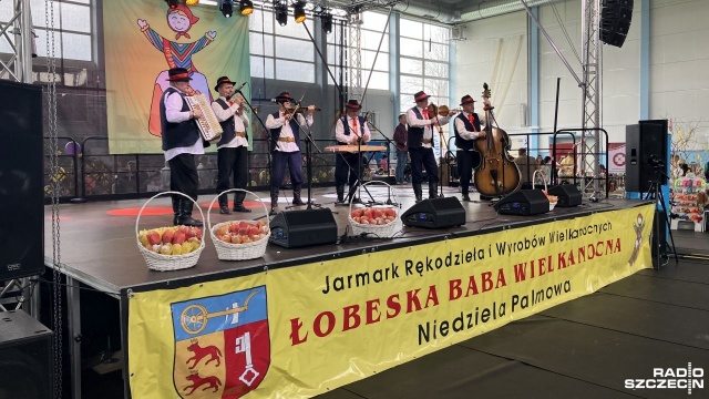 Świąteczne ozdoby, kolorowe palmy, wypieki, rękodzieło i zespoły folklorystyczne - to wszystko zagościło w niedzielę w Łobzie, podczas tegorocznej Łobeskiej Baby Wielkanocnej.