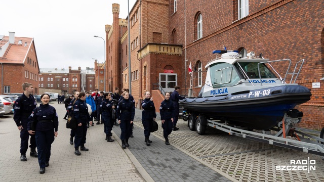 Zainteresowani podjęciem pracy w policji mogli zobaczyć pracę funkcjonariuszy od kuchni. Dzisiaj Komenda Miejska Policji w Szczecinie przy ulicy Kaszubskiej zorganizowała dzień otwarty dla mieszkańców.