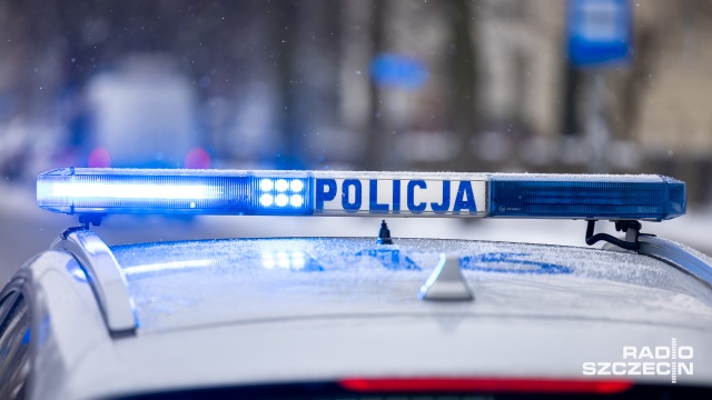 Naczepa samochodu ciężarowego przewróciła się na drodze S6. Do zdarzenia doszło koło miejscowości Jarkowo między Kiełpinem a Kołobrzegiem.