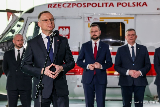 Prezydent i szef MON zgodnie o modernizacji Wojska Polskiego. Na wielkanocnym spotkaniu z żołnierzami w Warszawie Andrzej Duda i Władysław Kosiniak-Kamysz zapewniali, że umacnianie polskiej armii to sprawa wyjęta poza nawias politycznego sporu.