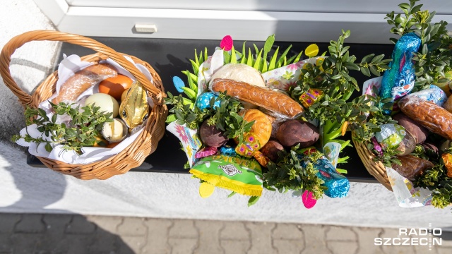 Dziś Wielka Sobota, w której tradycją jest święcenie pokarmów. Wierni przynoszą je w udekorowanych koszykach. Znajdziemy w nich m.in. chleb, mięso, sól i jajka. Każdy z tych produktów ma swoją symbolikę.