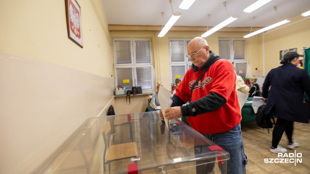 Dokładnie o godzinie 7 rano komisje wyborcze otworzyły drzwi dla głosujących z całej Polski.
