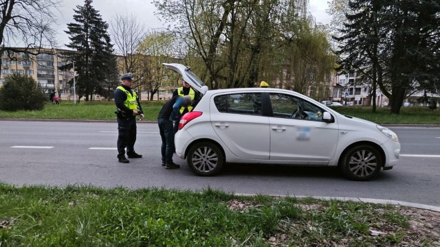 Niekorzystanie z pasów bezpieczeństwa, nieprawidłowy stan techniczny, jazda bez aktualnego badania technicznego samochodu - to niektóre wykroczenia kierowców przewożących pasażerów na aplikację.
