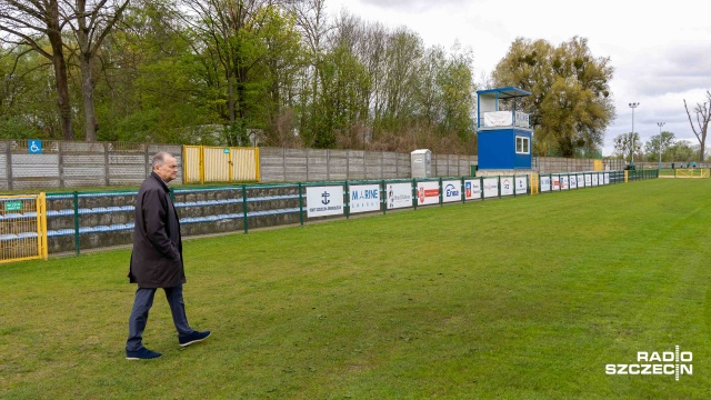 Pewnie zmierzający po awans Świt Szczecin bez licencji. Zawodnicy Dumy Skolwina są obecnie na 1. miejscu w III lidze. Sportowo awans jest już na wyciągnięcie ręki. Jednak na drodze do promocji o poziom wyżej może stanąć brak licencji na grę w II lidze.