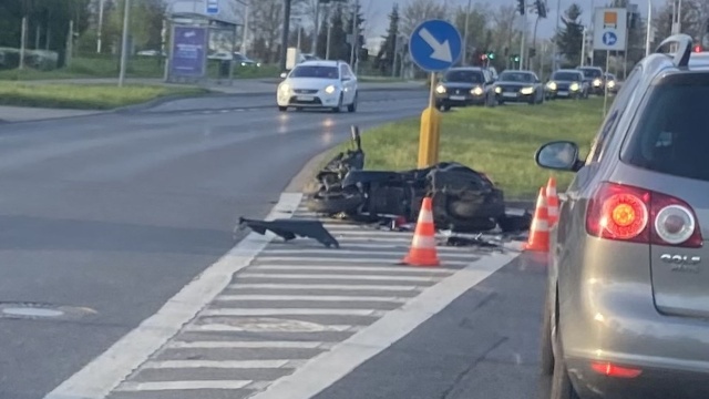 Zderzenie motocykla z samochodem osobowym. Do zdarzenia doszło na ul. Derdowskiego w Szczecinie.