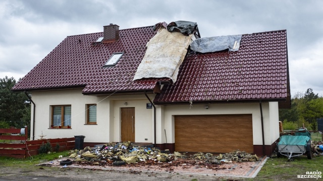 Wieczorny pożar w szczecińskim Załomiu. Dom jednorodzinny przy ulicy Grafitowej zapalił się prawdopodobnie od uderzenia pioruna.