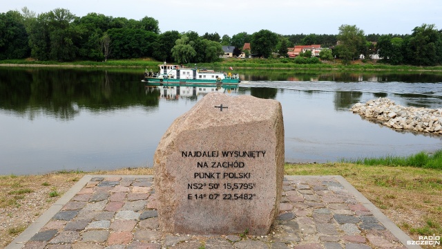 Najbardziej wysunięty na zachód punkt Polski znajduje się w województwie zachodniopomorskim pomiędzy Starym Kostrzynkiem a Osinowem Dolnym. Top na terenie Cedyńskiego Parku Krajobrazowego.