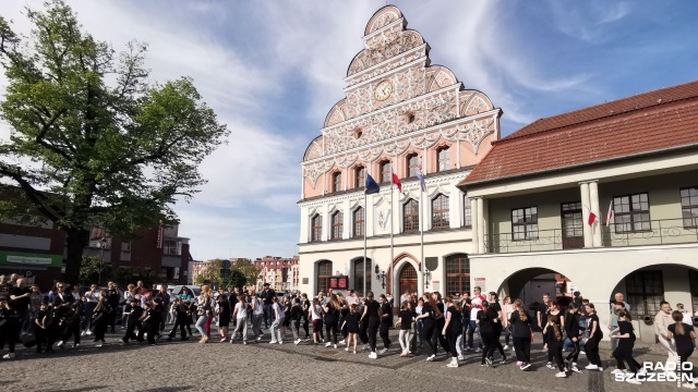 Do wspólnego show na Rynku Starego Miasta zaprosiły mieszkańców Stargardu grupy taneczne działające przy Młodzieżowym Domu Kultury. Uczczono w ten sposób przypadający w poniedziałek Międzynarodowy Dzień Tańca.