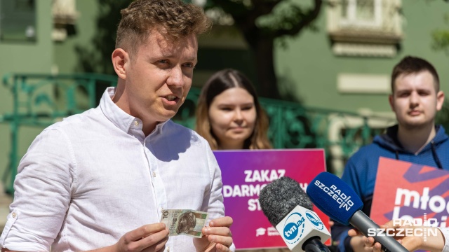 Trzy miesiące pracy za grosze, a nawet za darmo - sprzeciwiamy się bezpłatnym stażom dla młodych ludzi - mówili dziś członkowie Zachodniopomorskiej Młodej Lewicy.