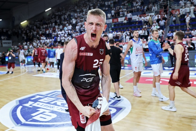 Zachodniopomorskie derby w półfinale Mistrzostw Polski w koszykówce mężczyzn. Koszykarze PGE Spójni walczyć będą z Kingiem Szczecin o awans do finału Orlen Basket Ligi. Stargardzianie awansowali do najlepszej czwórki w kraju po wtorkowym sukcesie we Włocławku.