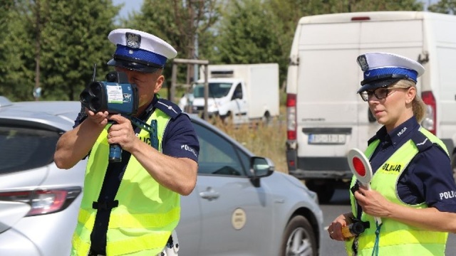 W całej Polsce policjanci - ze zdwojoną siłą - kontrolują prędkość na drogach.