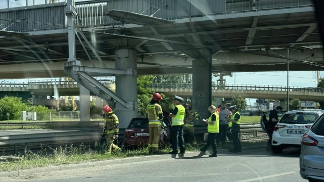 Utrudnienia w Szczecinie na ulicy Gdańskiej, na torowisko wjechał samochód.