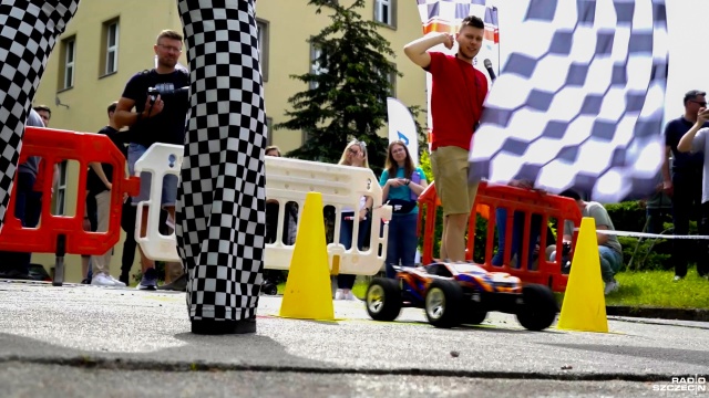 Cztery konkurencje, 14 ekip i mnóstwo frajdy - na dziedzińcu Wydziału Inżynierii Mechanicznej i Mechatroniki ZUT odbywa się finał Mistrzostw RC, czyli jazdy zdalnie sterowanymi pojazdami.