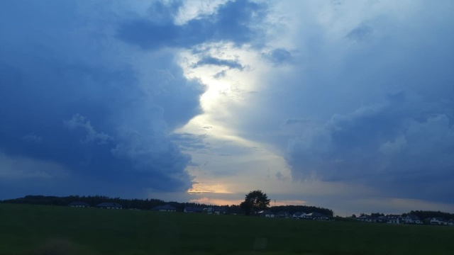 Instytut Meteorologii i Gospodarki Wodnej wydał ostrzeżenia pierwszego i drugiego stopnia przed burzami dla zachodnich i południowo-zachodnich regionów Polski.