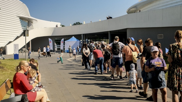 Baseny i zjeżdżalnie, strefa sportu, edukatorium i wiele innych atrakcji - Fabryka Wody została dziś oficjalnie otwarta.