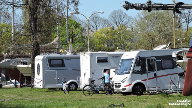 Dzikie parkowanie kamperów to problem, z którym Świnoujścianie borykają się każdego sezonu. Zabieranie miejsc parkingowych, nielegalne zrzucanie nieczystości i brak jakichkolwiek opłat, to główne zarzuty samorządu wobec miłośników vanlife.